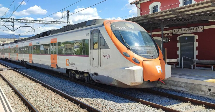 Unidad Civia de Renfe en la estacion Les Franqueses del Vallès destino Vic. La estación se verá afectada por la duplicación de vía entre Parets y La Garriga MIGUEL BUSTOS