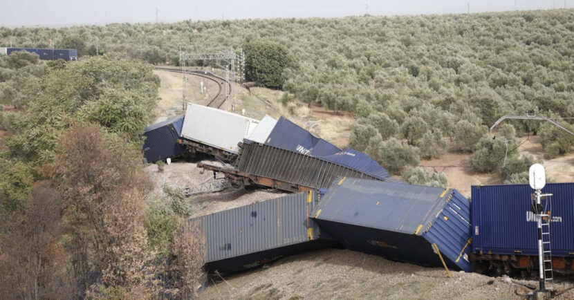 El tren de mercancías que unía La Negrilla y León tras el descarrilamiento en Montoro. AUTOR DESCONOCIDO.