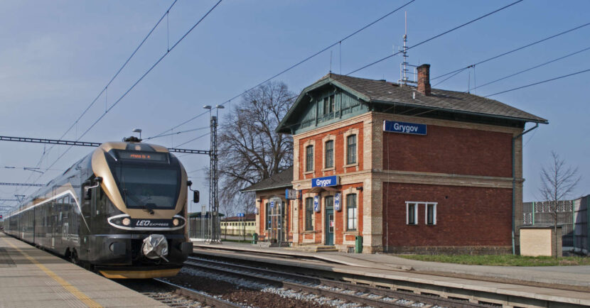 Tren de Leo Express pasando por la estación de Grygov. MARTIN HEFNER.