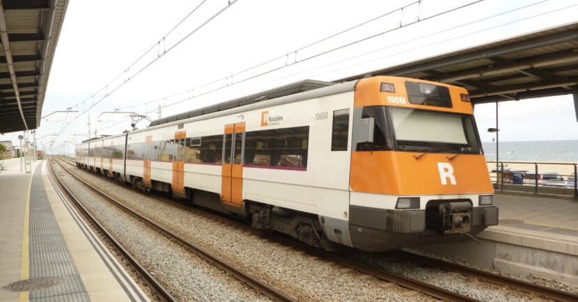 Unidad 447 de Renfe con los colores de Rodalies de Catalunya, esquema que lleva desde que se hiciera la primera fase del traspaso de Rodalies a Cataluña. MIGUEL BUSTOS.