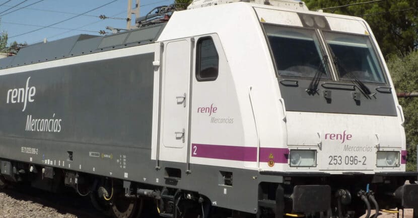 253-096, una de las últimas locomotoras para mercancías compradas por Renfe. MIGUEL BUSTOS