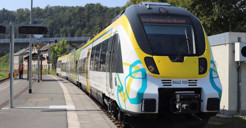 El primer prototipo de tren eléctrico con baterías de Alstom durante la presenación. © ALSTOM