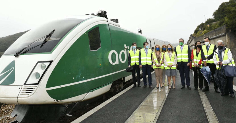 La comitiva presidida por la ministra de Transportes, Raquel Sánchez, junto a la BT de Adif que está haciendo las primeras pruebas de la Variante de Pajares. © ADIF.