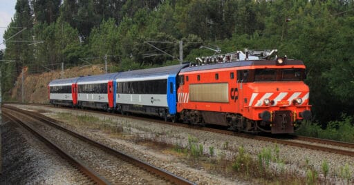 Los coches Arco reformados por CP durante su primer viaje de pruebas con la 2627 en cabeza. TIAGO CUNHA.