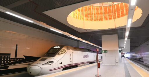 Tren Alvia de la serie 130 estacionado en la vía 9 de la nueva estación de León. © ADIF.