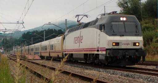 Trenhotel Barcelona-Galicia, uno de los trenes que Renfe no ha repuesto tras la pandemia, algo que ha motivado la convocatoria de 8 jornadas de huelga por parte de SEMAF. Iago_gv