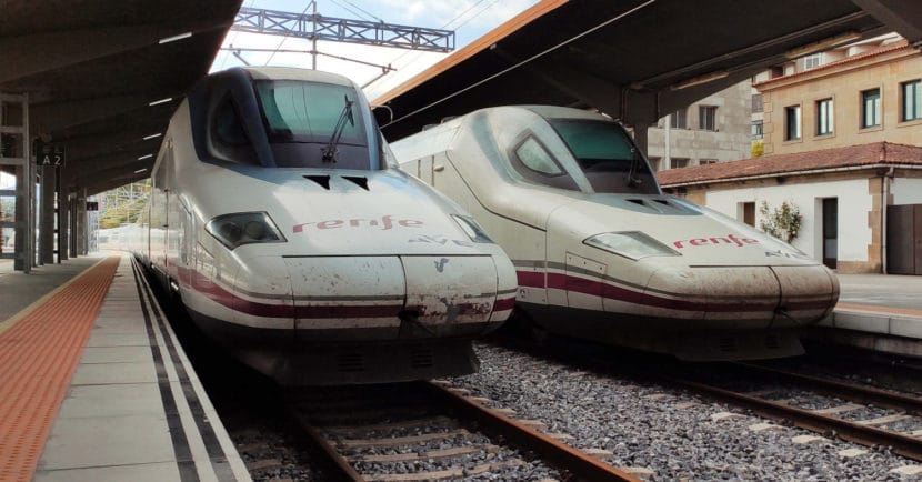 2 trenes de la serie 112 haciendo pruebas en la estación de Orense. © AGUSTÍN SUÁREZ.