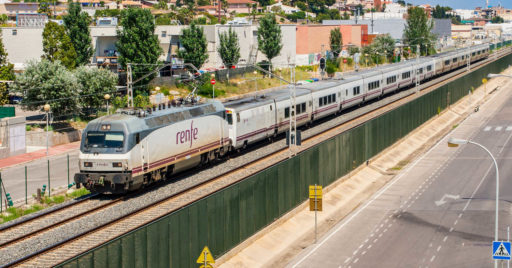 252 con una composición de Talgo VI pasando por Calafell. Una composición como la que el Grupo Barraqueiro podría usar para B-Rail.ALEIX CORTÉS