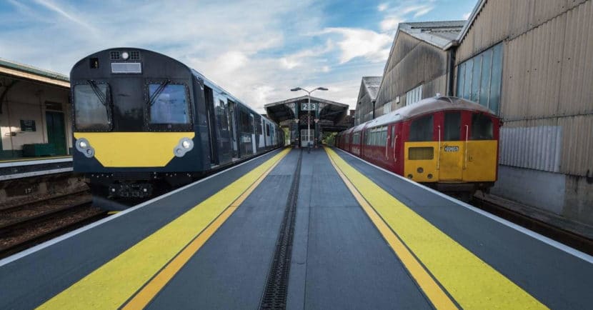 Dos generaciones de material móvil para el servicio de trenes de la Isla de Wight. © SOUTH WESTERN RAILWAY.