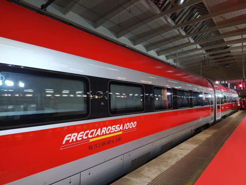La marca Frecciarossa 1000 aparece en los trenes de iryo, subrayada con los colores de la bandera española en lugar de los de la italiana. CRISTINA TOLOSA