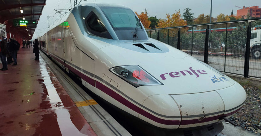 Tren AVE de Renfe de la serie 112 estacionado en la vía 21 de Chamartín-Clara Campoamor. MIGUEL BUSTOS.