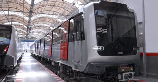 Uno de los trenes Inneo de CAF de la serie M7 del metro Ámsterdam junto a uno de la serie M7 del metro de Bruselas. © CAF