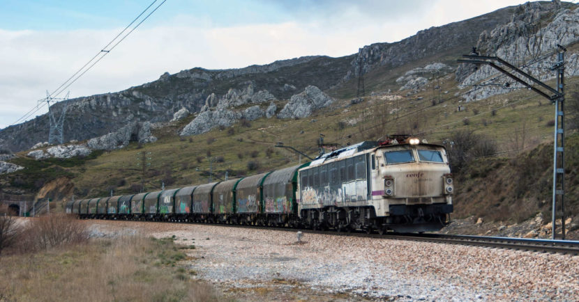 Los 24.200 millones de euros en ferrocarril que quiere invertir el MITMA tendrán las mercancias como una de sus prioridades. CC BY NC SA MIGUEL GONZÁLEZ PAGE