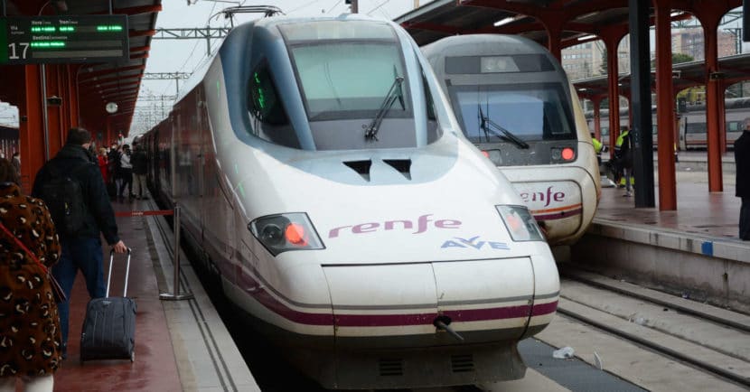 Primer AVE Madrid-Orense, que usa el último tramo de la LAV Madrid-Galicia, en la estación de Chamartín. MIGUEL BUSTOS