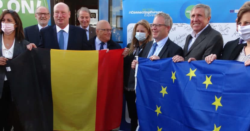 Representantes de la Comisión Europea y de Bélgica en Namur, durante el intercambio de banderas en el Connecting Europe Express. CRISTINA TOLOSA.