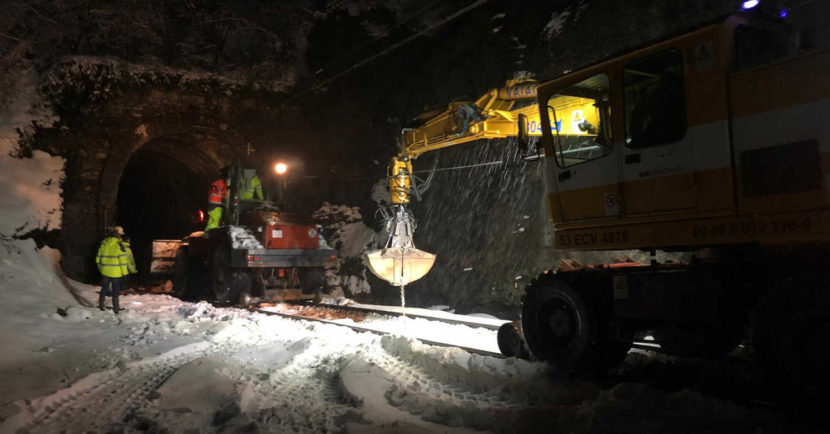 Trabajadores de Adif y de la contrata de mantenimiento trabajando de noche en el punto del descarrilamiento hasta que hoy se ha restablecido el tráfico en la rampa de Pajares. © ADIF.