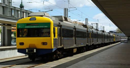 Los 117 trenes licitados por CP reemplazaran, entre otros a los de la línea Lisboa-Cascais que ya acumulan 70 décadas de servicio.