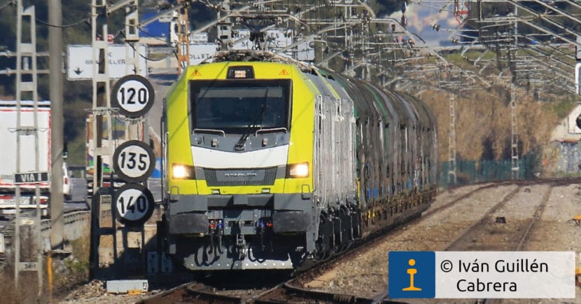 256-002 de Captrain remolcando su primer tren de mercancías. © IVÁN GUILLÉN CABRERA.