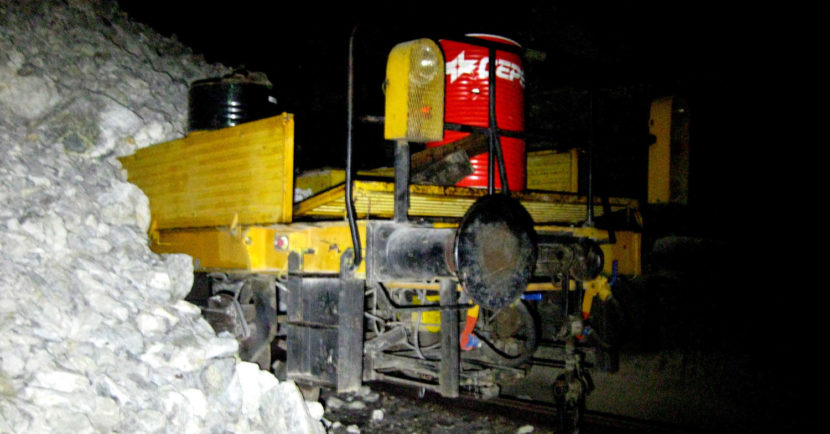 Bateadora atrapada que es necesario retirar para reabrir el túnel de Somosierra. TELEVISIBLE.