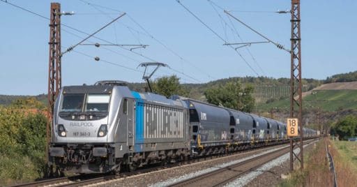 Locomotora TRAXX 3 de Railpool circulando por Alemania con un tren de mercancías. CC BY NC SA PETERS452002