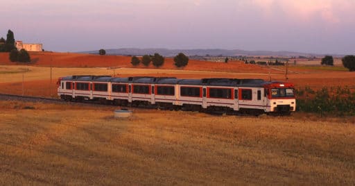 Renfe podría adquirir trenes diésel o duales para Media Distancia. DANIEL LUIS GÓMEZ ADENIS