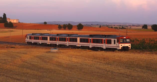 Renfe podría adquirir trenes diésel o duales para Media Distancia. DANIEL LUIS GÓMEZ ADENIS