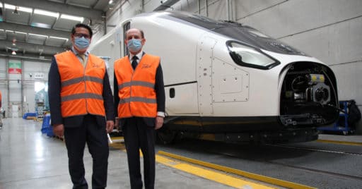 El vicepresidente del BEI, Ricardo Mourinho Félix, junto al presidente de Talgo Carlos Palacio junto a una cabeza de la serie 106. © TALGO.