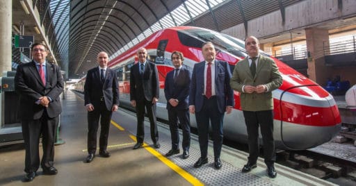 La comitiva que ha presentado el primer tren de Iryo que llega a Sevilla-Santa Justa, en la vía 2 de la estación. © IRYO.
