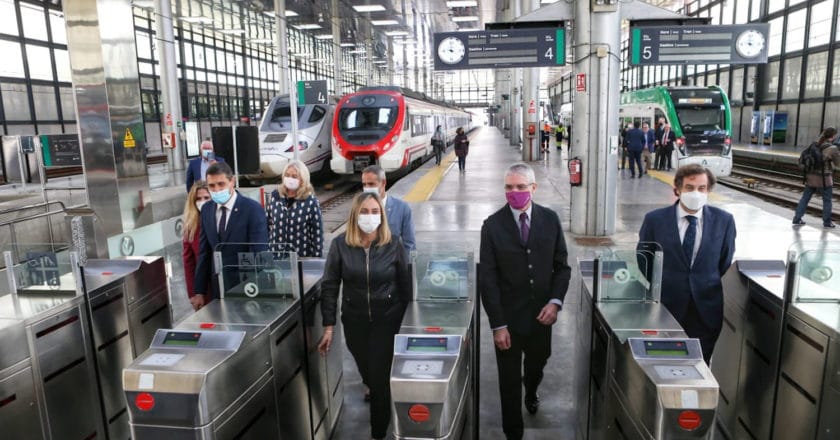 La comitiva que participó en el primer viaje completo del Tranvía de la Bahía de Cádiz. © AOP ANDALUCÍA