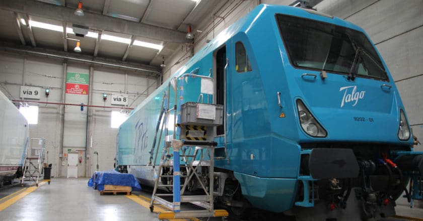 La locomotora prototipo de la familia Travca luciendo la decoración del TPH2. © TALGO