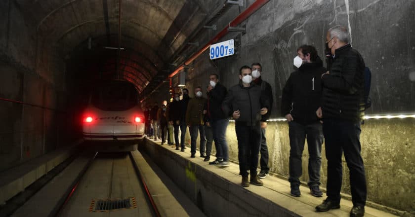 Personas siendo evacuadas de un AVE durante los simulacros de emergencia del Túnel del Botánico. © ADIF.