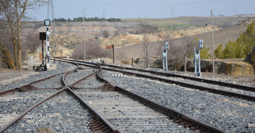 De salir adelante, las vías del ferrocarril convencional Madrid-Cuenca-Valencia podrían ver circular un tren turístico. Miguel Bustos.