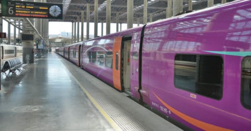 Segundo tren Avlo Madrid-Cuenca-Valencia en la estación de Puerta de Atocha. MIGUEL BUSTOS.