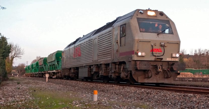 Tren de Low Cost Rail encabezado por la 333-317 de RAMF, ahora parte de la AERRL. CC BY NC SA IAGO_GV.