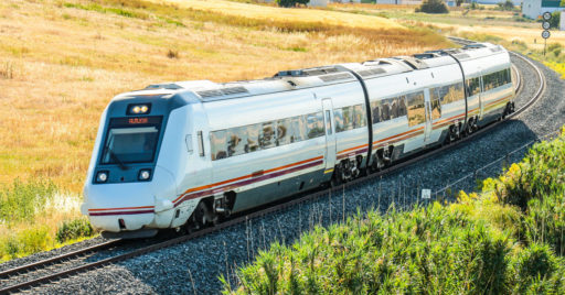 Uno de los trenes de Media Distancia que realizan recorridos internos por Andalucía pasando por Marchena. MIGUE_LEZL.