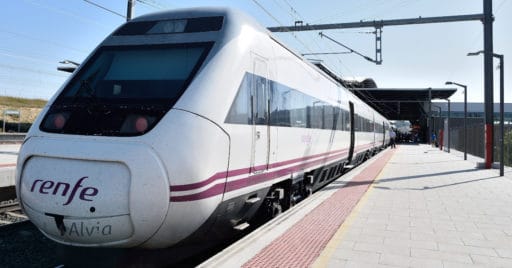 Los trenes podrán seguir circulando por los viaductos de la variante de Burgos mientras se realice su reparación. TIM ADAMS.