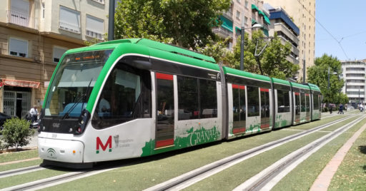 Uno de los 15 tranvías del metro de Granada actualmente en servicio, también fabricados por CAF. MIGUEL BUSTOS.
