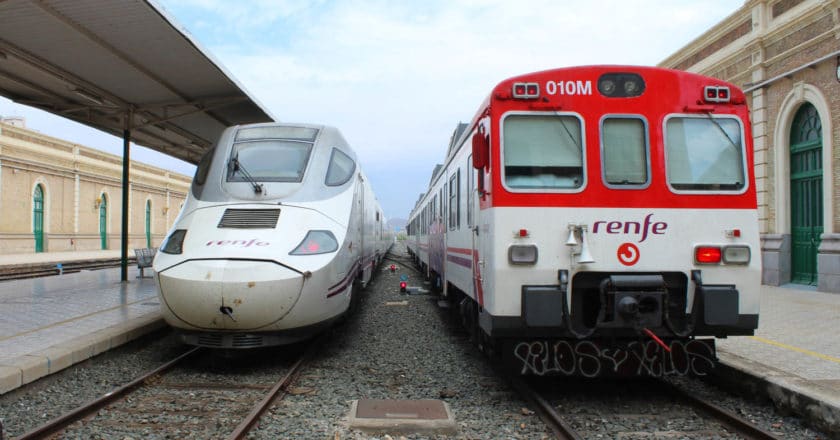 Alvia Madrid-Murcia-Cartagena en la estación de Cartagena junto a un tren de Cercanías. pABLO MARINAS.