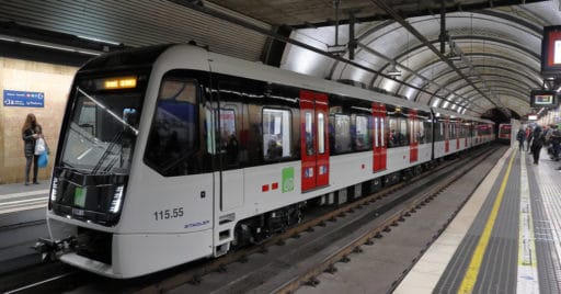 El primer tren de la serie 115 de FGC que prestó servicio, en la estación de Provença. © ENRIQUE CEPEDA GONZÁLEZ.