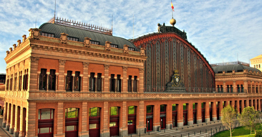 Fachada del edicio histórico de la estación de Puerta de Atocha, que añadirá a su nomenclatura a Almudena Grandes. FELIPE GABALDÓN.