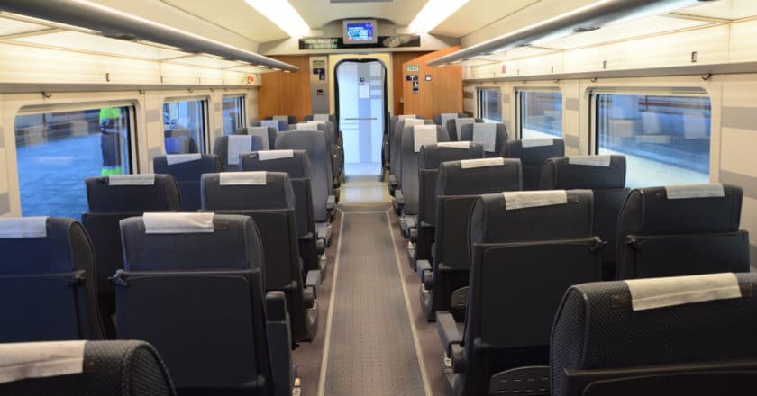 Interior de un tren de la serie 112 de Renfe como en el que los refugiados ucranianos podrán viajar gratis. MIGUEL BUSTOS.