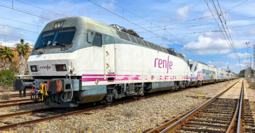 La 252-075 durante el traslado de los dos trenes de la serie 490 de Xátiva a Málaga-Los Prados. © MIGUEL GALÁN.