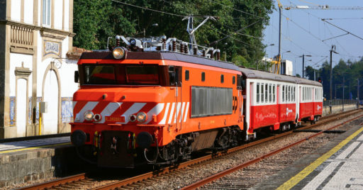 Locomotora 2600 con dos coches Schindler, composición similar a la que hará el tren especial por las líneas de la Beira Alta y Baja de la APAC. CC BY SA NELSO SILVA.