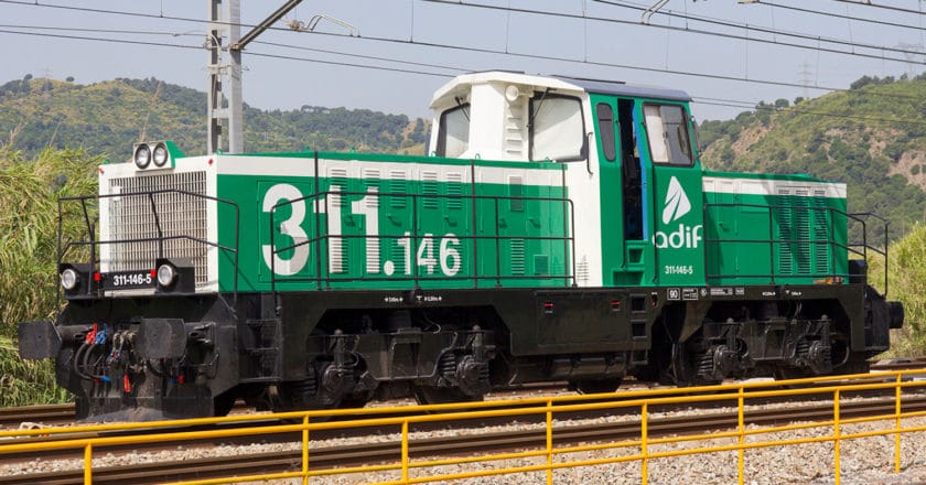 Locomotora de la serie 311 de Adif en la estación de Castellbisbal. ESCURRSO (ORIOL PARÍS).