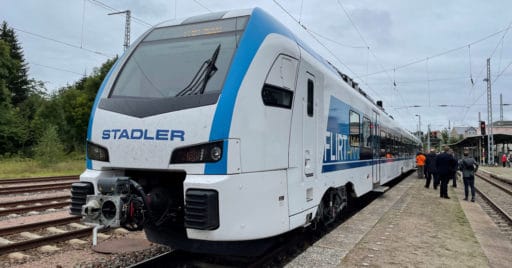 Prototipo del Stadler Flirt Akku comprado por NAH.SH que estrenará la electrificación parcial en Alemania. © STADLER.