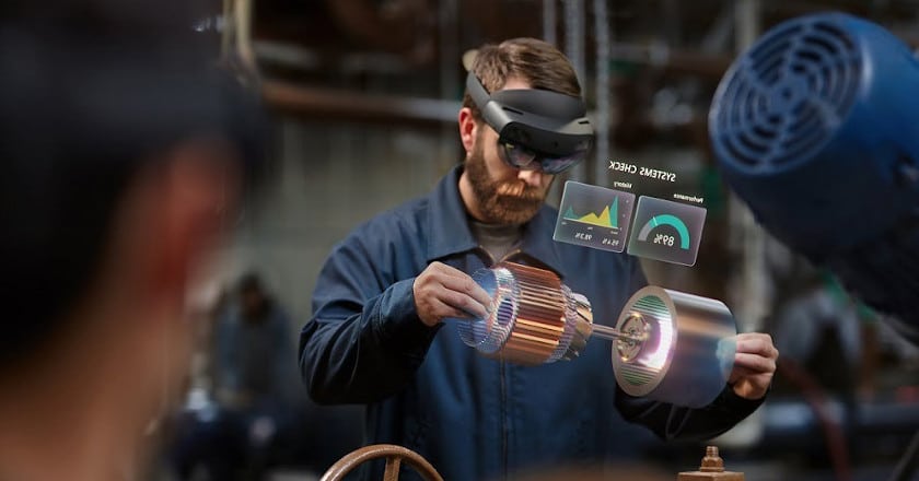 Renfe probará el funcionamiento de las gafas de realidad mixta HoloLens de Microsoft en el mantenimiento de los trenes. © MICROSOFT.