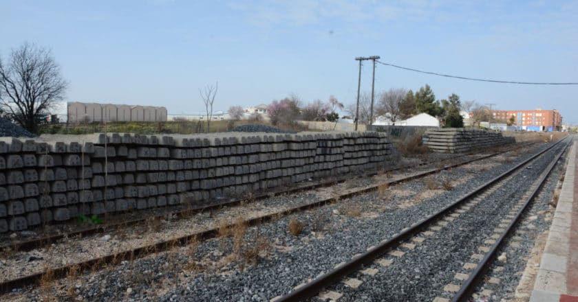 Traviesas monobloque destinadas al ferrocarril convencional entre Tarancón y Cuenca apiladas en laestación de Tarancón. MIGUEL BUSTOS.