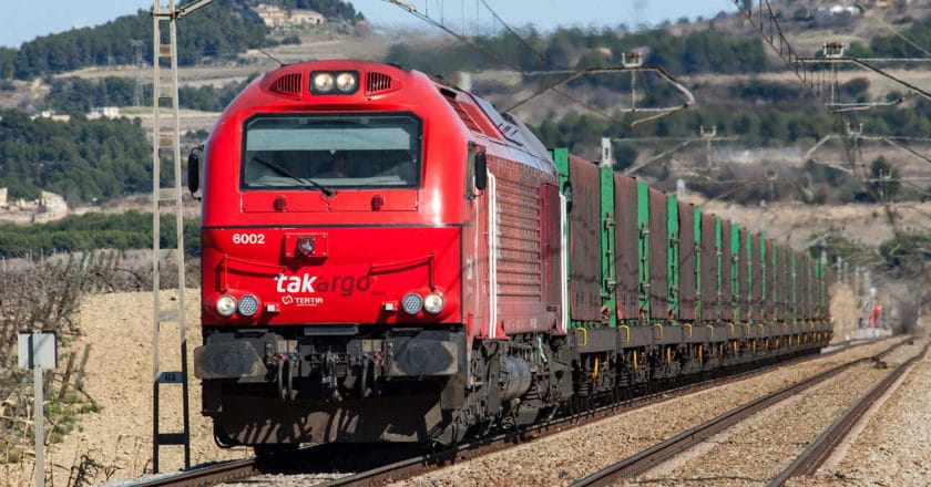 Tren de Takargo con vagones de Tramesa circulando entre Castellbisbal y Sagunto. JACOB BONET.