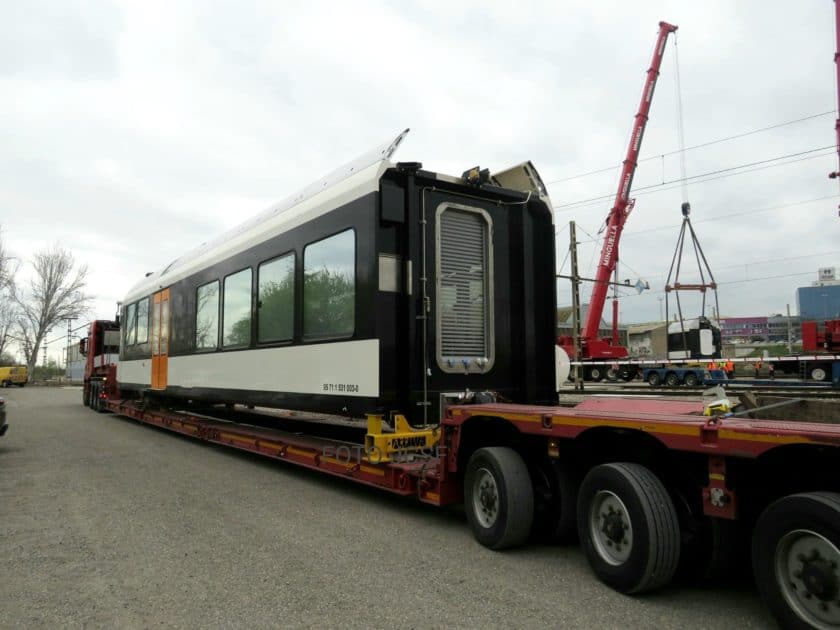 Uno de los coches del tercer GTW de FGC para la linea de La Pobla antes de ser descargado del camión. TERMINUS CET