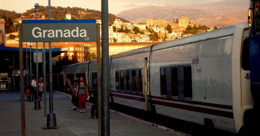 Estación de ferrocarril de Granada fotografiada en 2007 antes de la salida del Trenhotel con destino Barcelona. PHOTOLANDA.